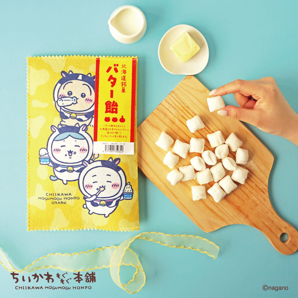 chiikawamgmg's tweet photo. ❄️小樽店 商品のご紹介

小樽店限定『バター飴』
864円（税込）

北海道みやげの大定番！
パッケージを綴じている糸を切り開くと、
ランチョンマットやタペストリーなどにも
お使いいただけます♪

#ちいかわもぐもぐ本舗小樽店 店舗にて7/18（土）発売
※ちいかわもぐもぐ本舗オンラインストアでのお取り扱いはございません。
#ちいかわ #chiikawa