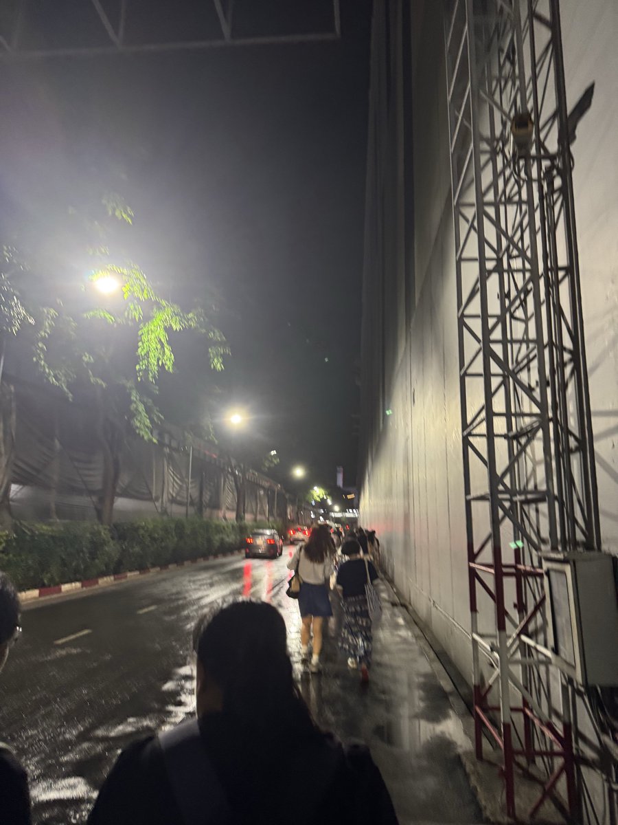 wawaawaaa_'s tweet photo. รีวิว MCC HALL กับการจัดการของเดอะมอลบางกะปิ (ที่ผิดไปหมด)

1. ห้างต้องทราบอยู่แล้วว่า มีอีเว้นท์ ด้านบนฮอล คนประมาณ 3,000+ จะลงมาข้างล่างตอนห้างปิด ควรมีแผนการจัดการ

2. ห้างเลือกที่จะปิดบันไดเลื่อนทุกตัว เปิดแค่ลิฟท์ ทุกคนต้องเดินลงด้วยบันไดเลื่อน (จริงๆควรปิดบันไดเลื่อนให้ลงอย่างเดียว เพื่อลำเลียงคนออกให้ไวที่สุด)

3. ห้างปิดทุกประตูทางเข้า-ออก ทางเชื่อมรถไฟฟ้า (เปิดแค่ประตูติดลานจอดรถ) ซึ่งคนเกิน 60% ต้องออกไปเรียกรถสาธารณะข้างหน้าห้างหรือขึ้นรถไฟฟ้า ทั้งๆที่ห้างมีทางเชื่อมซึ่งเป็นจุดแข็งแท้ๆ แต่ปิดหมด

4. คนต้องเดินออกจากห้างผ่านถนนที่ไม่มีฟุตบาท อันตรายมาก … ละคนหลักพัน

อยากให้ห้างวางแผนใหม่ การจัดงานมันสร้างรายได้ให้ห้างเพราะคนต้องกิน/ช้อป/ใช้ ในห้างอยู่แล้ว (ได้โปรดทำดีดีหน่อยจ้า)