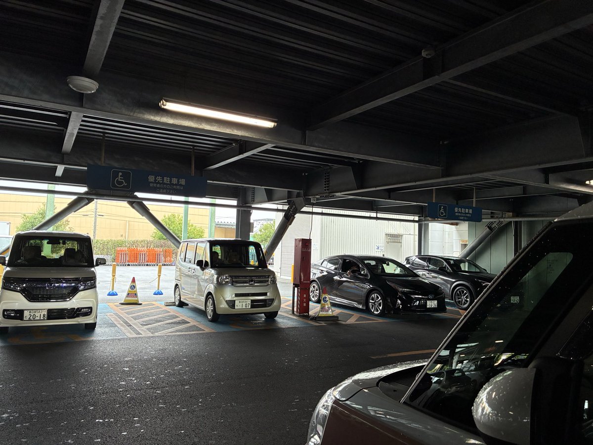CarpHandx's tweet photo. 埼玉県にある某ショッピングモールの駐車場
車椅子優先駐車場に4台中、2台も健常者の方が止まってた。
本当に車椅子の方が使いたい時に、こう言う人がどう思うのか。
真ん中2台は車椅子スペースに該当する方でした。 https://t.co/nofPnarYP1