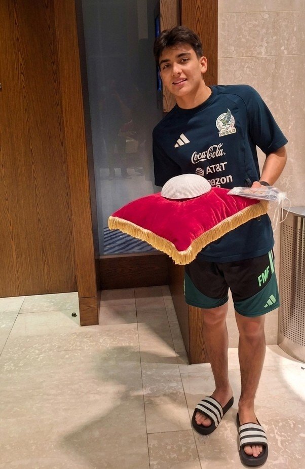 Guapoteca's tweet photo. Piecitos de la suerte. 🍀
Que tenga lo que tenga que pasar. 
Vamos México !!! ⚽🇲🇽 Sí se puede !!!
#MEXENG https://t.co/1nhBEqAgUF