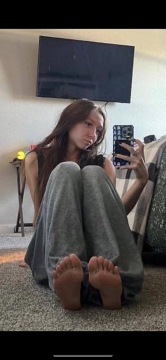 YayGoon2's tweet photo. Hey GOONERS!!!!! My last account @Yaygoon was suspended so WERE BACK!!!!! I’m a 19m gooner from Colorado who loooves soles, celebs, and rule34. Top 3 celebs are Hailee Steinfeld, Madelyn cline, and Emma Watson feel free to dm and ask any NL questions!!!https://t.co/9JficSkVgV https://t.co/0cZjPHOGib