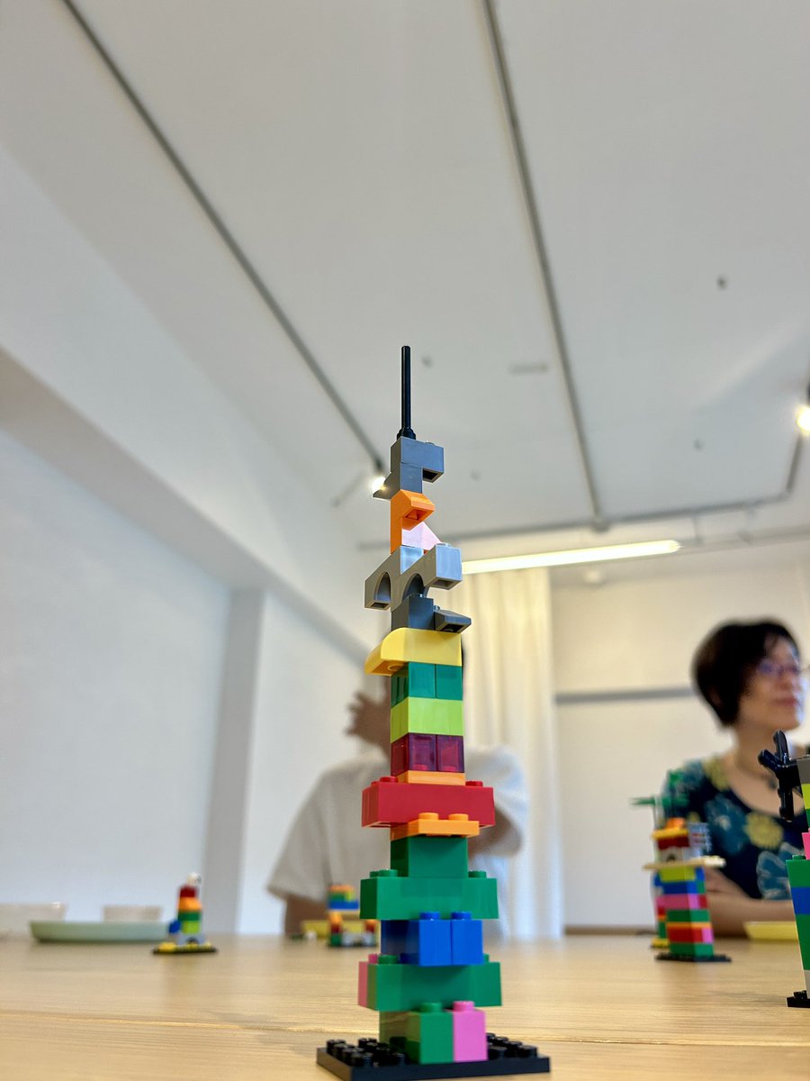 naocon_sendai's tweet photo. レゴブロックを使ったWS「いつもと違う私に出会う時間 ｣なるものに参加しました。
参加の皆さんの出来上がった作品とコメントは、自分にない感性がたくさんありました。

毎日スマホ使って、何かを入れたようだけど何も残っていなくて、残ったのは疲労感だけ。と思っている人にオススメです。 https://t.co/2QrWrKGiG8