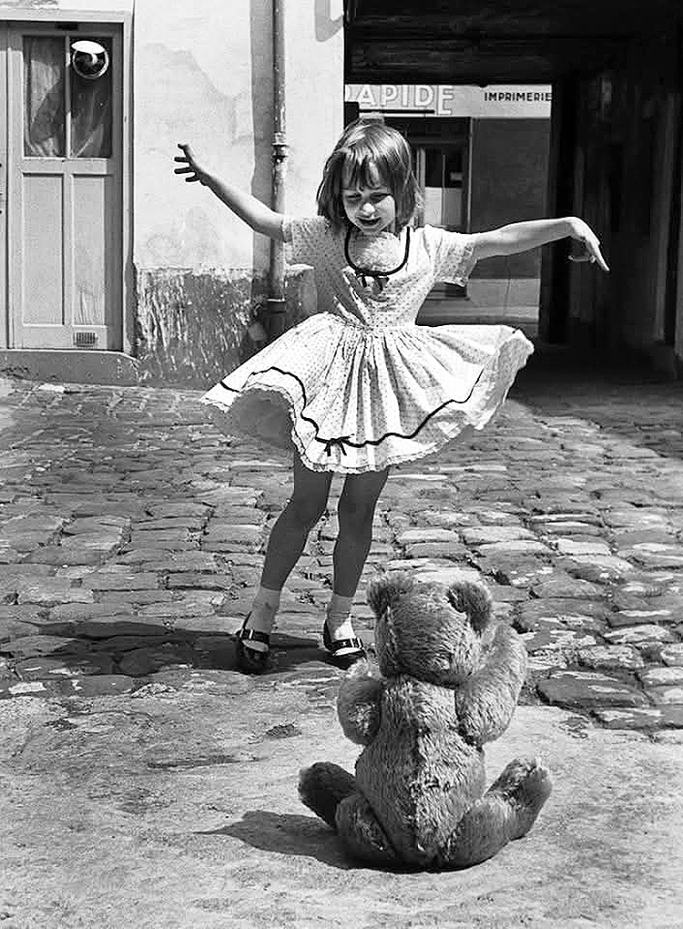 AlainHanel's tweet photo. PHOTOGRAPHIE REMARQUÉE ET REMARQUABLE… Comme chaque matin pour ouvrir ma page, voici une photographie rare que j'ai trouvée sur X et qui mérite le détour de votre regard…                                       Photographie d'art, de presse, ou document historique plein de tristesse ou de beauté…                                  
"LA PETITE DANSEUSE" - PARIS 1961.
Une petite fille danse au soleil dans une cour pavée d'un vieil immeuble de Paris.
Son public, c'est son ours en peluche et il semble apprécier.
Nous sommes dans le Paris du XXe siècle, en 1961.
Cette photographie est de Philippe Letellier, qui faisait partie de cette bande de photographe qui photographiaient la vie dans la capitale, comme Doisneau ou Brassaï...