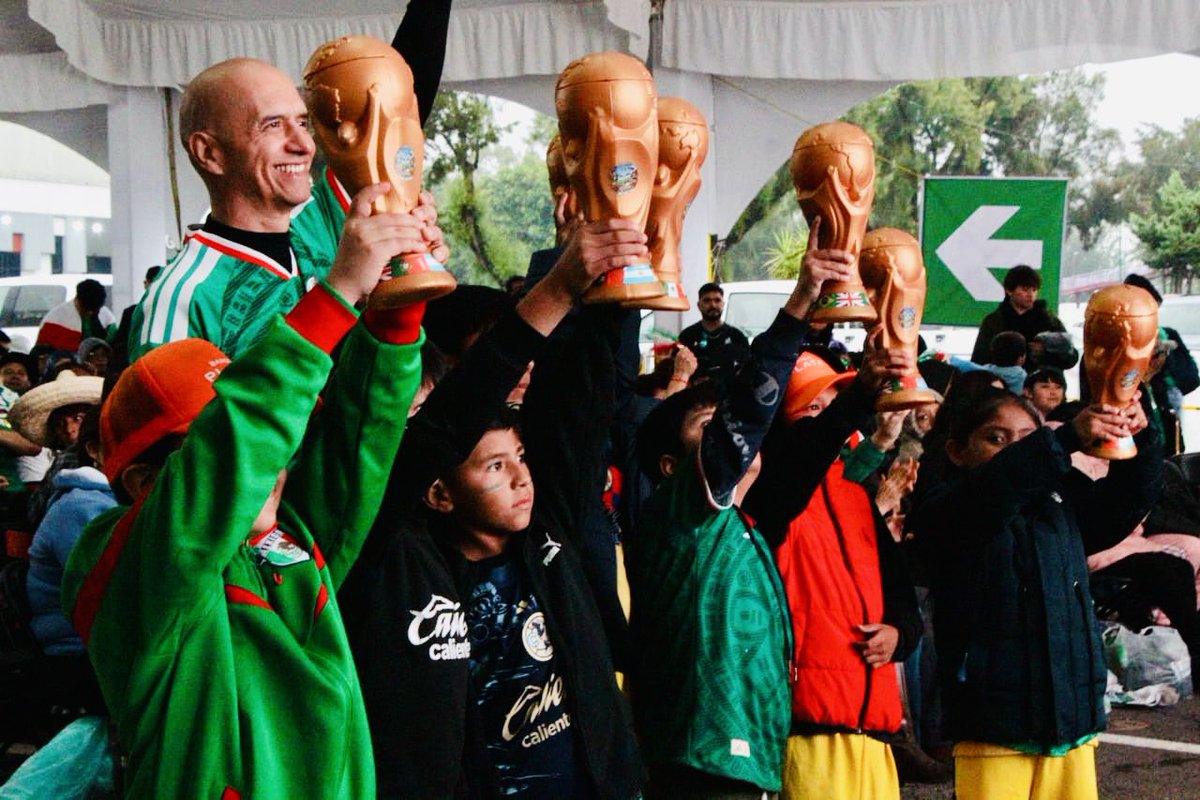 CulturaCiudadMx's tweet photo. Hoy el marcador no estuvo a nuestro favor, pero hay derrotas que también demuestran grandeza. México luchó, dejó el alma en la cancha y nos hizo vibrar hasta el último minuto. 
La pasión de la afición nunca se apagó y el orgullo de portar estos colores sigue más vivo que nunca. 
Porque apoyar no es solo celebrar victorias, también es quedarse cuando más se necesita. 

¡Siempre con México! 🇲🇽⚽❤️

#LaPelotaVuelveACasa #CapitalMundialista #LaJugadaEsCuidarnos