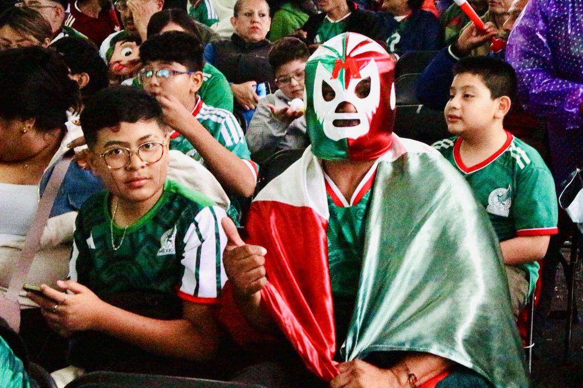 CulturaCiudadMx's tweet photo. Hoy el marcador no estuvo a nuestro favor, pero hay derrotas que también demuestran grandeza. México luchó, dejó el alma en la cancha y nos hizo vibrar hasta el último minuto. 
La pasión de la afición nunca se apagó y el orgullo de portar estos colores sigue más vivo que nunca. 
Porque apoyar no es solo celebrar victorias, también es quedarse cuando más se necesita. 

¡Siempre con México! 🇲🇽⚽❤️

#LaPelotaVuelveACasa #CapitalMundialista #LaJugadaEsCuidarnos