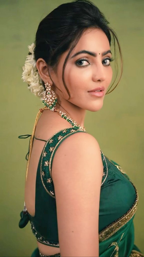 BusybeePriyaN's tweet photo. Morning, cuties!. 😉 Green usually means 'go,' but I suggest you stop and stare. Serving pure traditional look, complete with fresh jasmine and just enough sparkle to ruin your concentration. So, are you melting ? I have all time. 💅🏼✨💚
#DesiVibes #SareeNotSari #MeltForMe https://t.co/HjCzpa2eIB