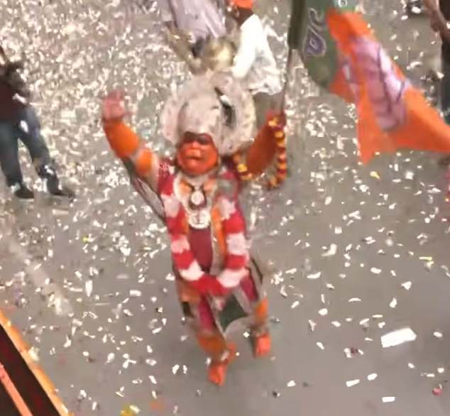 sauravyadav1133's tweet photo. नितिन नबीन के स्वागत में हनुमान जी को BJP का झंडा पकड़ा कर गाड़ी के आगे नचाया जा रहा है और किसी की भावनाएं आहत नहीं हो रहीं...❓ https://t.co/1dBb3MAwgg