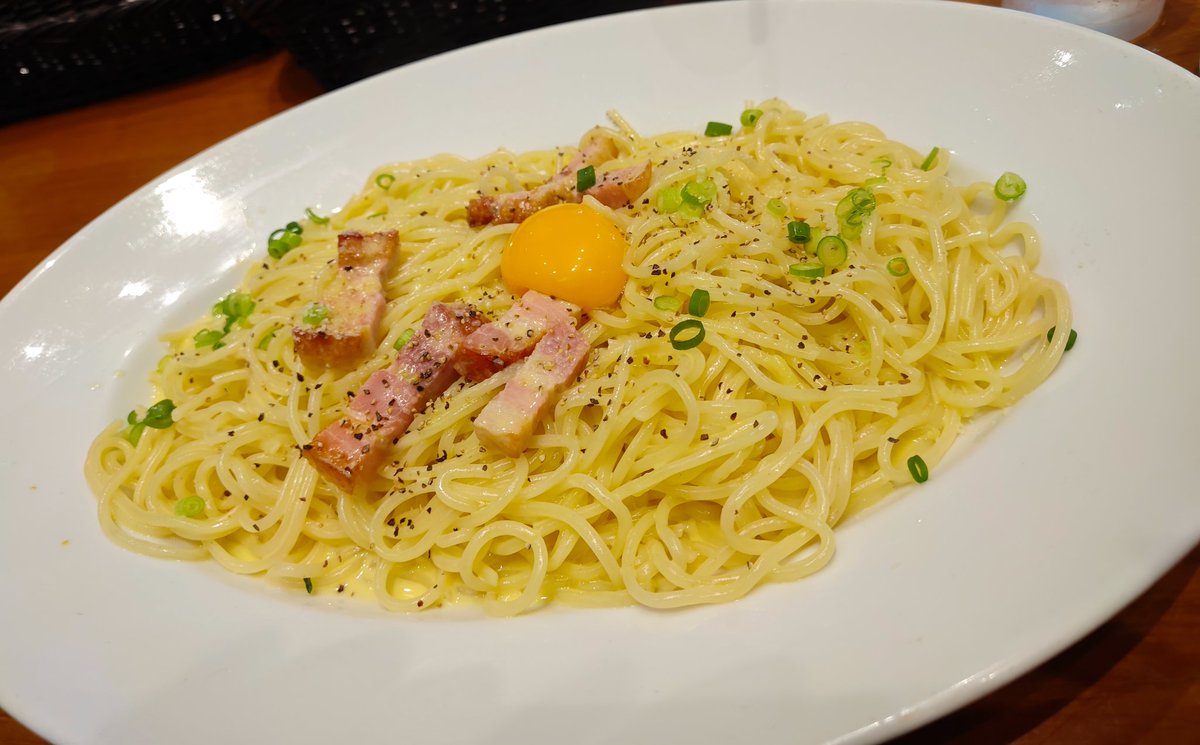 12H_UKAT's tweet photo. 大盛りパスタとパン食べ放題の組み合わせはやりすぎたーー

パスタ到着前にパンお腹いっぱい食べて腹パンすぎる！

午後は仕事出来ないな〜(笑) https://t.co/DkmIpk0QhD