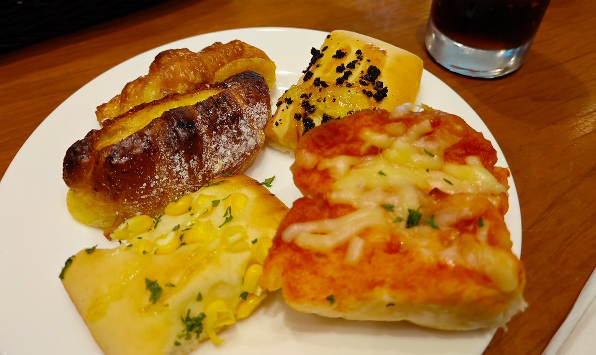 12H_UKAT's tweet photo. 大盛りパスタとパン食べ放題の組み合わせはやりすぎたーー

パスタ到着前にパンお腹いっぱい食べて腹パンすぎる！

午後は仕事出来ないな〜(笑) https://t.co/DkmIpk0QhD