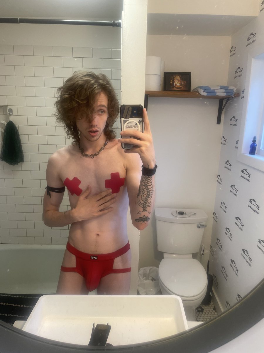 Tumortasticc's tweet photo. I look good in red https://t.co/8h2ckvkVPR