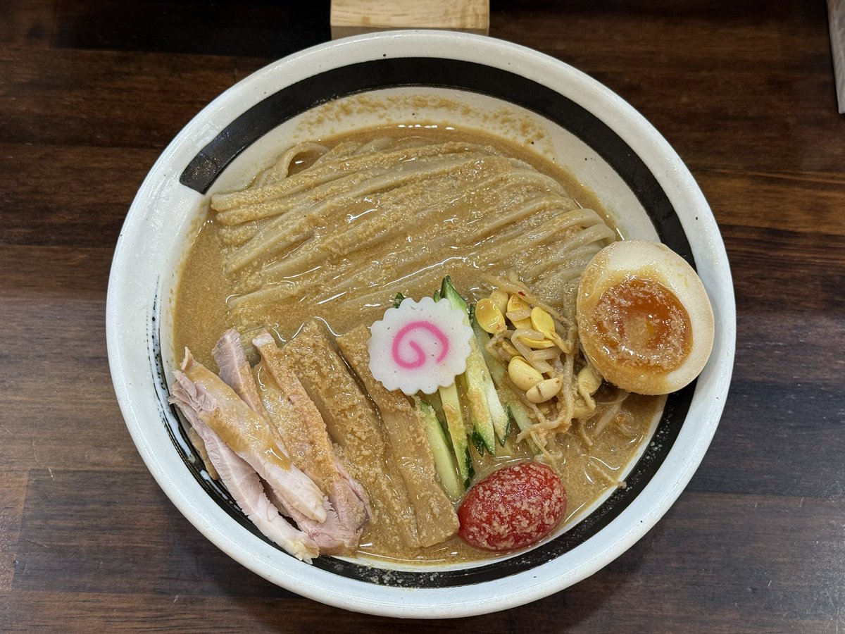 menkichigai's tweet photo. らーめん志高@遠里小野
『ごまの冷やし中華』
提供初日に。麺は中（240g）で。お酢にすりゴマを混ぜたタレが特徴的。ゴマの香ばしさを加えつつ程良い酸味なので咽せ返らず思い切り啜れるのがイイですね。みずみずしい平打ち麺の美味しさは折り紙つき。いいなあコレ！ビビらず大盛りにすべきだった。 https://t.co/fyfnNeHxCT