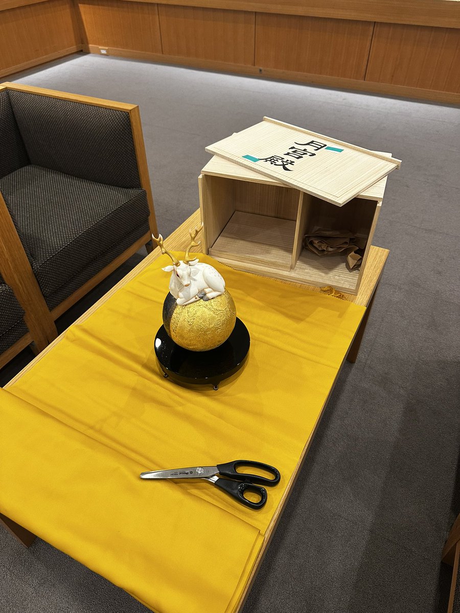 個展会場で内職😂作品包む布をどうしよかなぁ…って悩んでいたんだけど