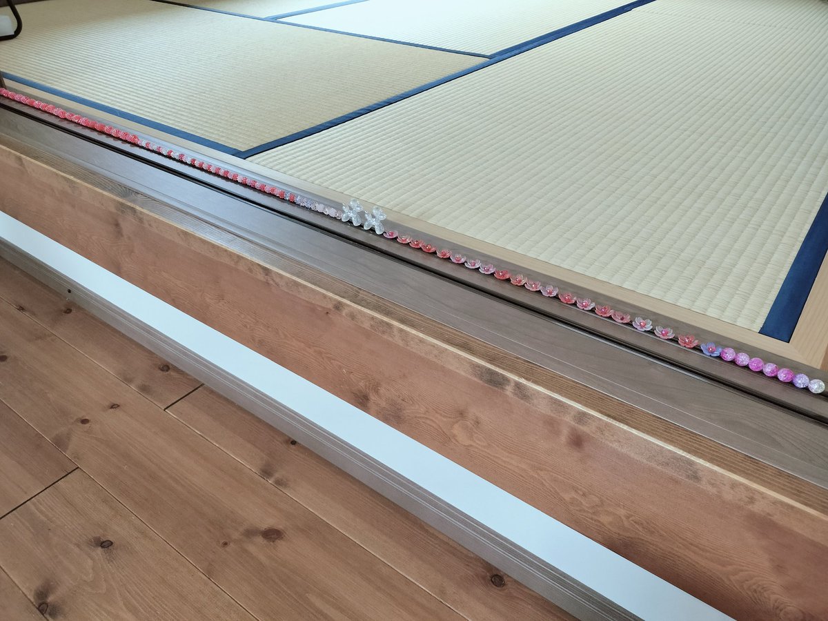 nukemaru555's tweet photo. 溝にビーズがギッシリ並べられてた…
ちゃんと種類ごとに…

三女の仕業。
小学2年生の頭の中、何考えてる？？ https://t.co/3vCfuXfFKT