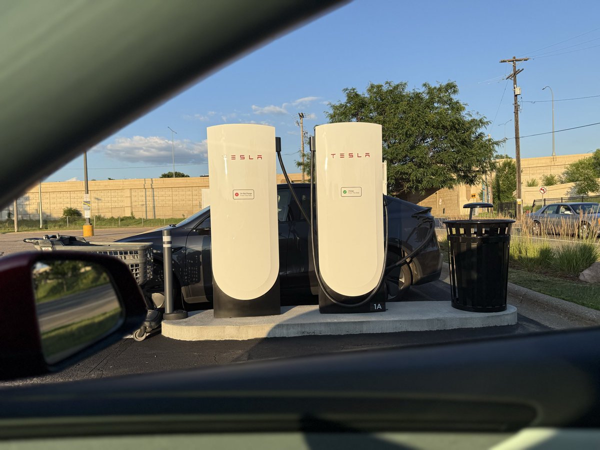 snap_rabbit's tweet photo. @ElectrekCo just found a new @Tesla V4 Supercharger in #Minneapolis. If driving a Tesla you will need to back in on one side and full in front first on the other.  Should help with cars that don’t have a charge port on the rear drivers, or front passenger side. https://t.co/EuObhTEsRx