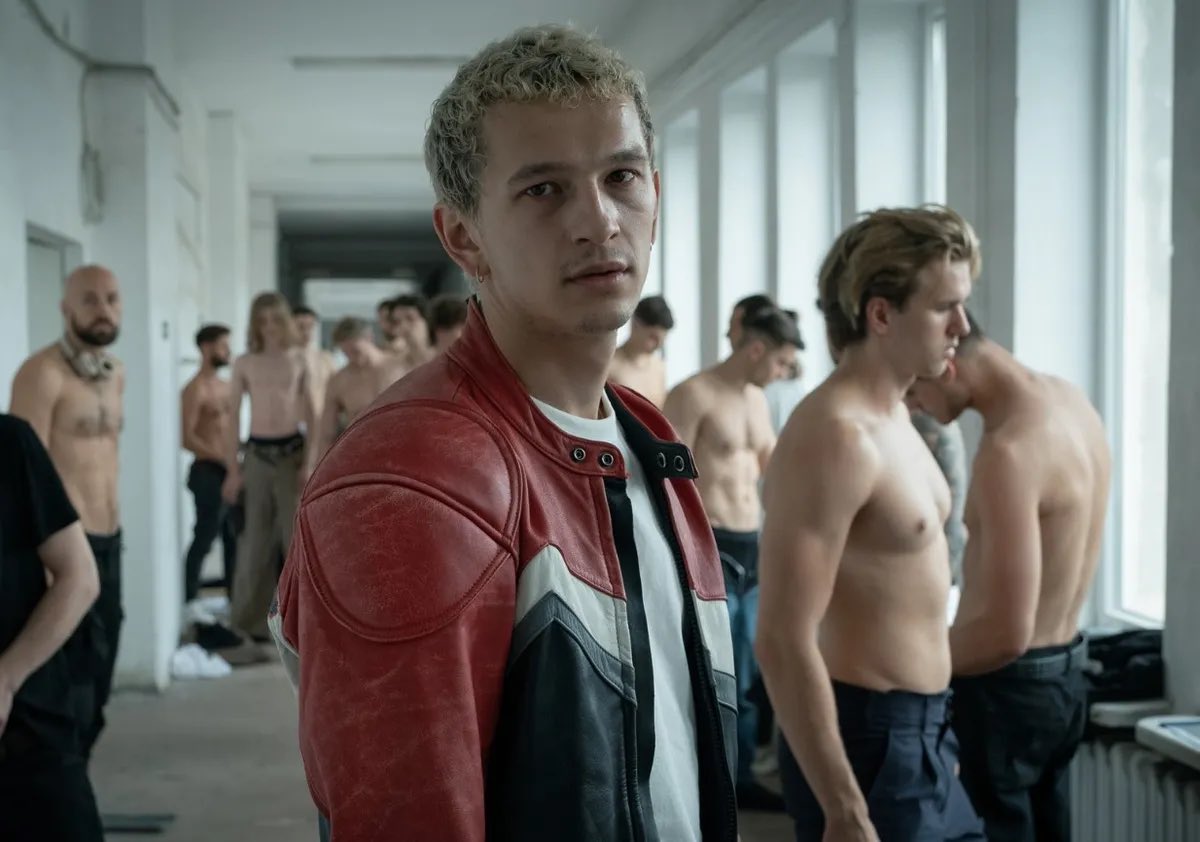jmsnftzptrck's tweet photo. is anyone watching the Polish gay show on HBO? it’s good and he looks like this https://t.co/h5cHA93EsI