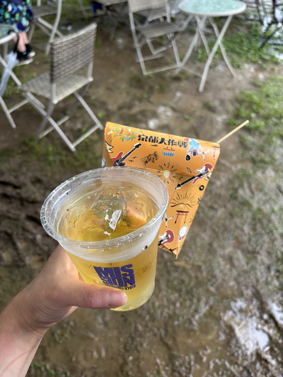 ayu717e's tweet photo. 初京都大作戦！
シャトルバスが太陽が丘に着いた時、感極まって泣きそうになった。
田植え大作戦の洗礼を受けて、びっちゃびちゃのどろっどろになって全力で楽しめました！
色々教えてもらったり、初めてましてなのに荷物置かせて頂いたり、皆さん優しくして頂きありがとうございました😭
#京都大作戦 https://t.co/TWqvN2DRqx