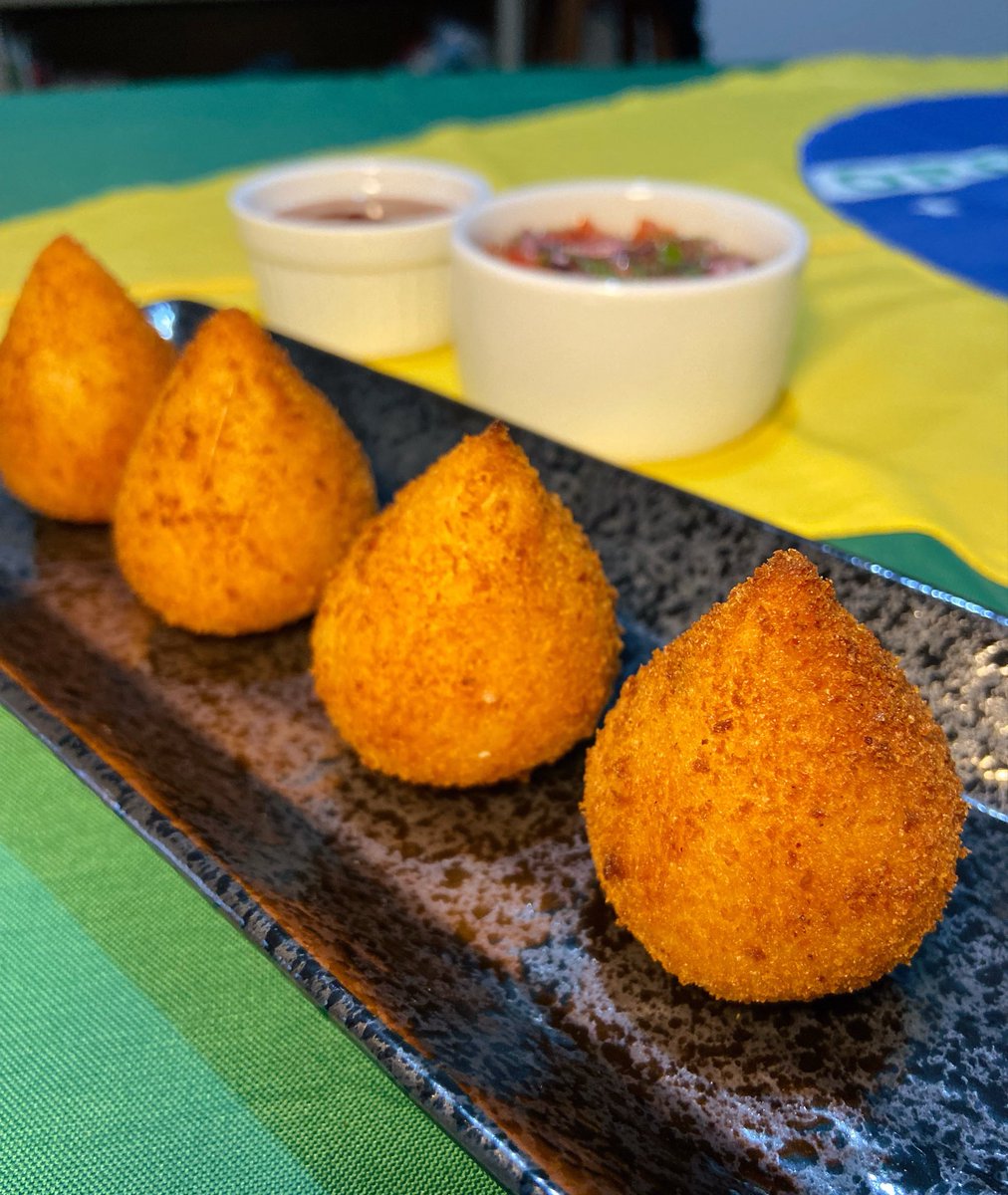 KawanaMenina's tweet photo. ai tristeza absoluta… mas aqui vai as fotos do menu brasileiro. a gente ia fazer só comidas brasileiras a partir desse jogo. bom… fechamos com chave de ouro. espero que o br não nos decepcione na próxima, as comidas não decepcionaram https://t.co/qi12DX94j4