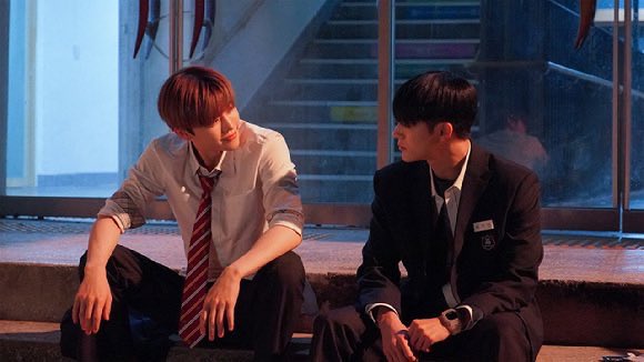 asinayq's tweet photo. ชอบที่คุณผู้กำกับพูดถึงเจโน่กับแจมินอ่ะ เขาบอกว่า “ทั้งสองคนมีตารางงานที่แน่นมาก เราใช้เวลาถ่ายทำกันไม่ถึงสองสัปดาห์ หากจะถ่ายให้เสร็จตามกำหนดก็ต้องถ่ายกันตั้งแต่ช่วงเช้ามืดไปจนถึงเช้ามืดของอีกวัน และเมื่อการถ่ายทำเสร็จสิ้น ทั้งสองคนก็ต้องเดินทางไปซ้อมต่อ แม้อยู่ในสภาพแวดล้อมที่หนักหน่วงเช่นนั้น แต่พวกเขาทั้งคู่ก็สามารถถ่ายทอดฉากจำนวนมากออกมาได้อย่างยอดเยี่ยม”

(ต่อ)“หากชมผลงานจะเห็นได้ว่าทั้งคู่ทุ่มเทกับการแสดงอย่างจริงจัง และค่อย ๆ หลอมรวมเข้ากับตัวละครอูจินและแทฮีได้อย่างสมบูรณ์” คุณผู้กำกับรู้สึกขอบคุณ เจโน่ และ แจมิน ที่ทุ่มเทอย่างเต็มที่แม้จะมีตารางงานที่แน่น

คุณผู้กำกับแอบเม้าว่า “ด้วยความที่ทั้งสองคนเป็นสมาชิกวงไอดอล ระหว่างการถ่ายทำก็มีช่วงที่อยู่ ๆ ก็ลุกขึ้นมาเต้นกันบ้าง” (555555555555) และก็บอกว่า “ผมรู้สึกยินดีเป็นอย่างยิ่งที่ได้ถ่ายทอดเรื่องราวนี้ผ่านนักแสดงสองคนที่ทั้งหล่อและมีเสน่ห์เช่นนี้”

เอ้นดุอ่าาาา แอบลุกมาเต้นกันอยุ่สองคน โถ่เอ๊ยสองเจ แต่เก่งจังเลยแบบตารางงานก็แน่นทั้งคู่ ยังแสดงออกมาได้ดีมาเลย ลุบหัวหน่อยค้าบบบ🫳🏻🫳🏻
