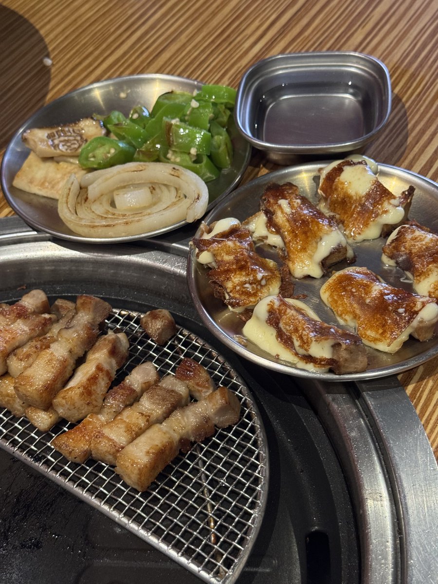 bijousugar's tweet photo. หมูห่มชีสของ munjom.a ก็ยังดีที่สุดเสมอไป เขาคิดได้ไงงะว่าให้เอาจิ้มกับไซรัป คืออร่อยมากกก ㅠㅠㅠㅠ ข้อดีก็คือไม่ต้องปิ้งเอง มีพี่พนงๆมาทำให้ รอกินได้เลย ตัวเมนูดองคือทำถึงทุกอย่างงงง บ้าบอ โดยเฉพาะแซลมอน 🥹🫶🏻 รามยอนไก่ชีสก็เริ่ดด และที่ห้ามพลาดก็คือสโนว์ดริ้ง สั่งทุกรอบ 😋 https://t.co/RzgT5Q5PsT