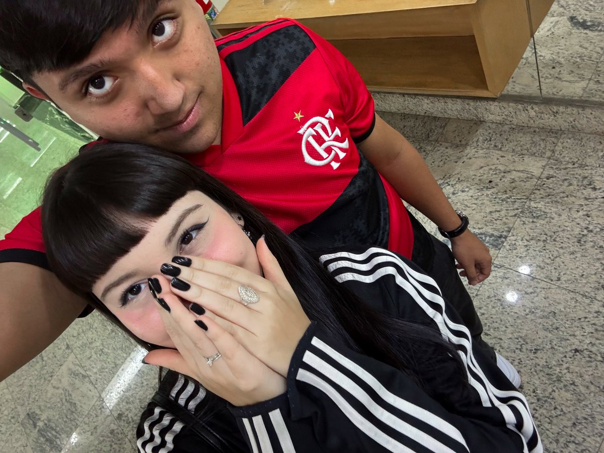 inst7ntram_en's tweet photo. o casal perfeito é composto por uma gótica e um flamenguista https://t.co/X3BLNE9GuW