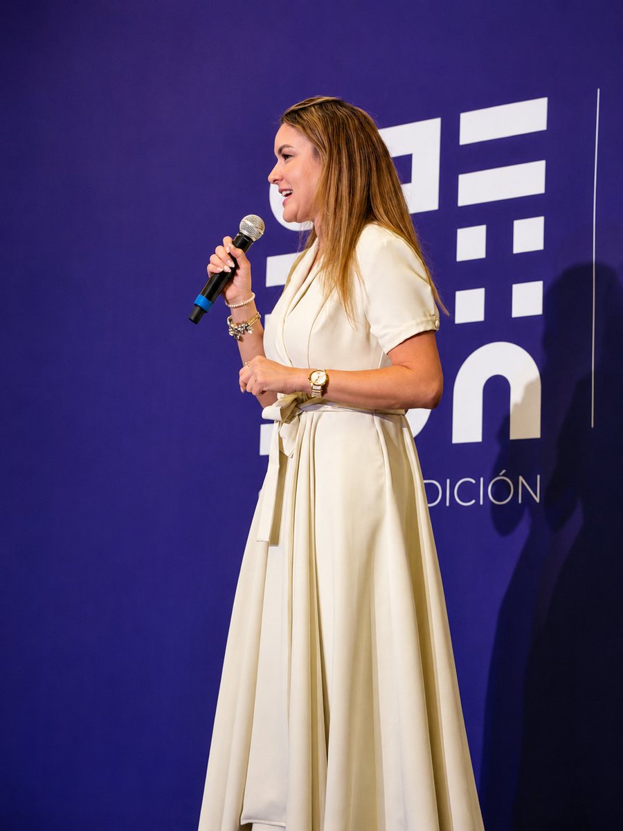 enmipymes's tweet photo. Magnífica participación de Karla Ruiz Velasco directora de PrincivalRh en la Cumbre Nacional de Negocios by Enlazadot 2026 https://t.co/pzUB6oCmCB
