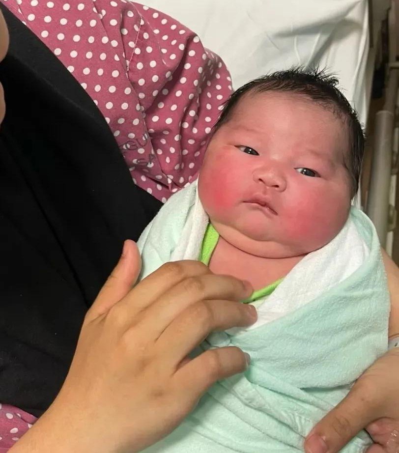 biduanssa's tweet photo. ada yg bilang "bayi newborn tuh gak ada yang comel, mereka comel klo dah usia 1 bulan"

meanwhile bayi ini fresh from air ketuban, berat 4,8kg, udh segemes ini🫠 bayangin ini lahir secara normal😫 https://t.co/Ylw32TQMvY