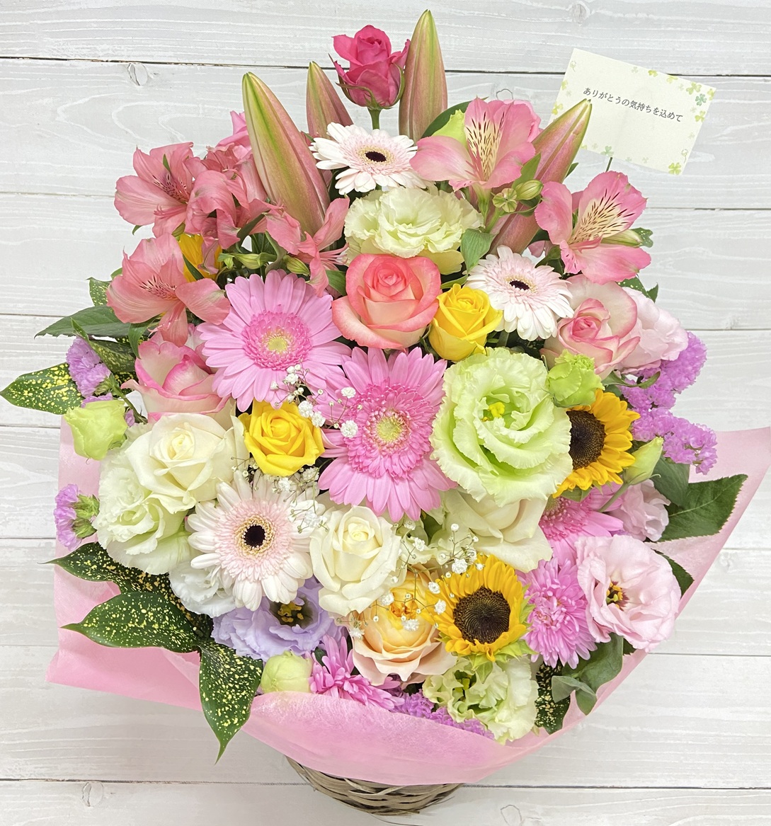 kawatabaraen's tweet photo. 大切な想いを、薔薇に込めて💐✨

河田ばら園から切りたてのバラを使用した、アレンジメント。

なかなか体感できない切りたての薔薇と、季節のお花が特別な日を華やかに彩ります🌹🌻

⬇️河田ばら園 楽天市場
https://t.co/n0DyOfpprU

※当店ではお花のリクエストは出来かねます🙇‍♀️

#rose #flowers https://t.co/1v1UYQP2m9