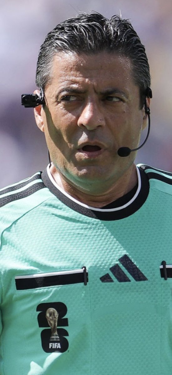 Johnnyromero1's tweet photo. El árbitro Alireza Faghani, el mismo del fuera de lugar del dedo de Dávinson Sánchez de Colombia ante Portugal, dirige hoy Inglaterra vs. México. En redes ya anticipan que favorecerá a México. ¿Habrá otra roja polémica, un penal dudoso o un VAR controvertido? Veremos. https://t.co/4UqAE5niSe