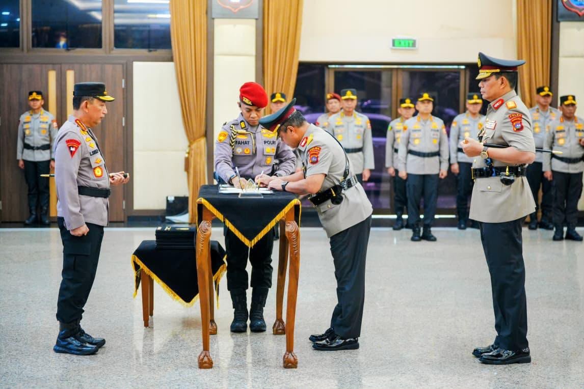 polres_mitra's tweet photo. Kapolri Pimpin Pelantikan dan Sertijab Enam Kapolda Jajaran

Jakarta – Kapolri memimpin upacara serah terima jabatan (sertijab) enam Kapolda jajaran di Rupattama Mabes Polri, Jakarta, Sabtu (4/7). https://t.co/2vl4dZNCt4