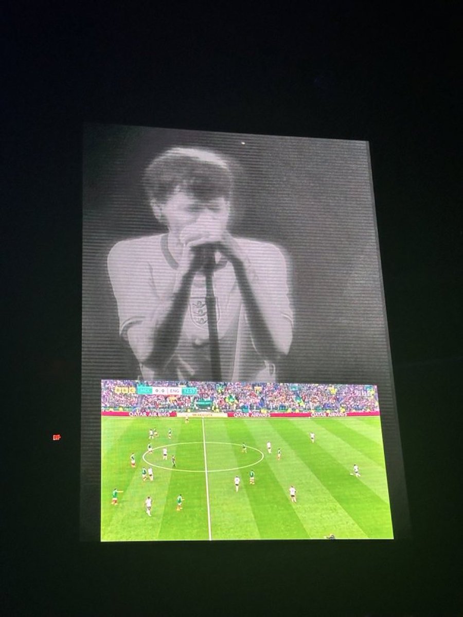 angelslouisw's tweet photo. Louis usando media pantalla para él y media pantalla para transmitir el partido en su show jsjsjsjs https://t.co/A6jH5eaDgq