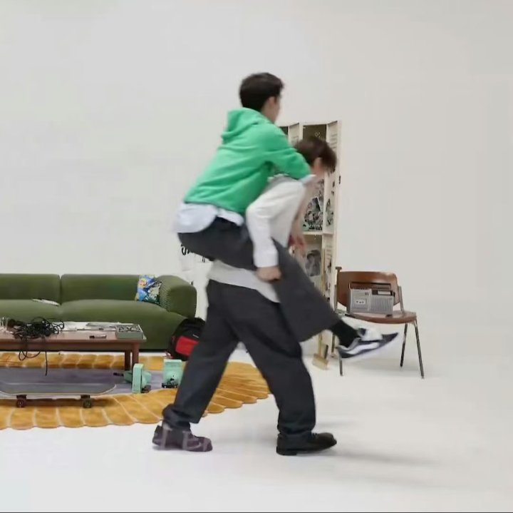 lvchanelz's tweet photo. the members carrying james 🐈 https://t.co/pAV6f3XPqO