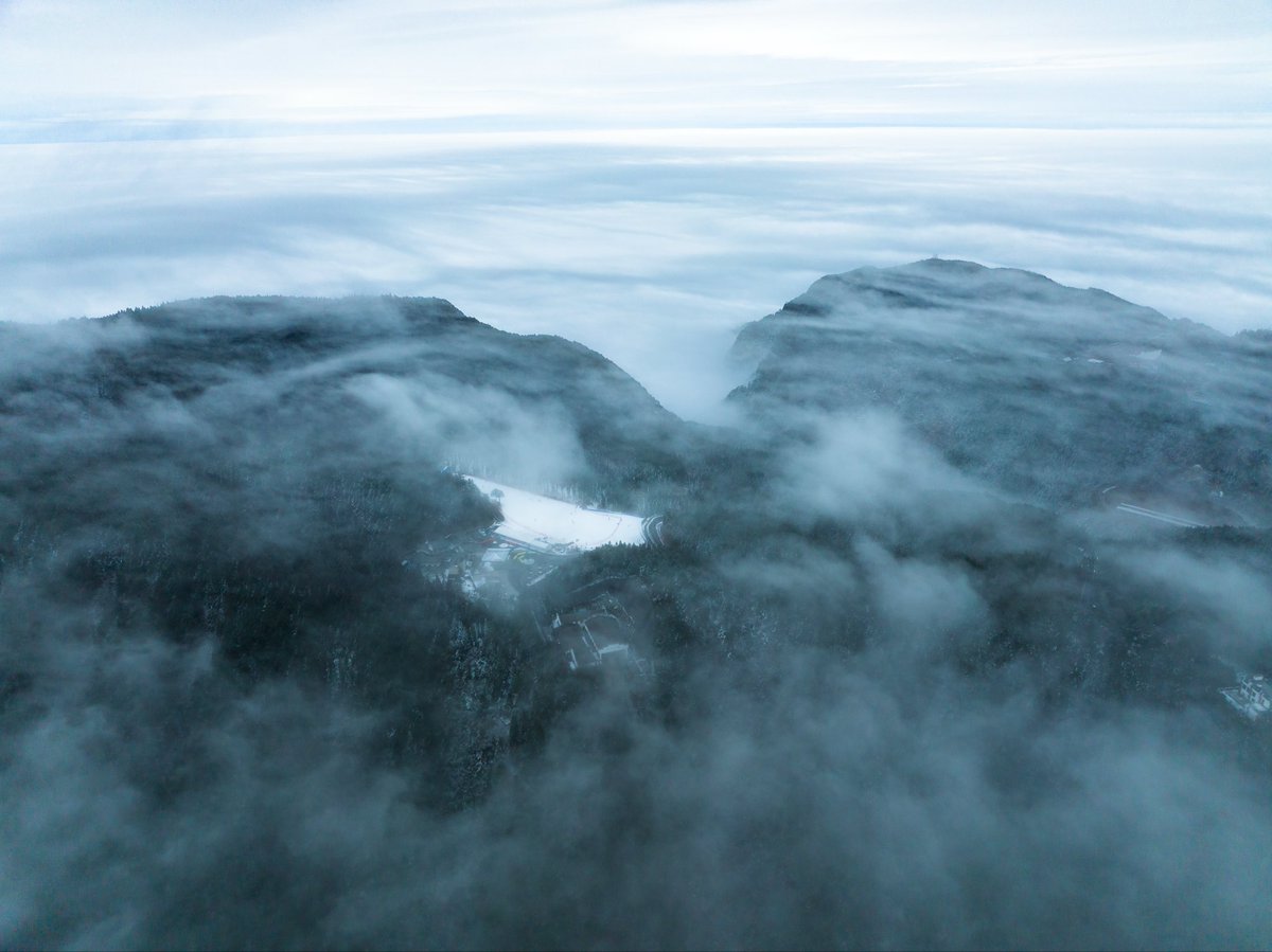 lmhhh1230's tweet photo. Standing on the Qingyun Plank Road feels like I've stepped into a fairytale. The clouds swirling around the mountains make it a sight straight out of my dreams. #QingyunPlankRoad #EnchantedView #LandscapeOfJiangxi #山水里的江西 https://t.co/TIhL9eAsPE