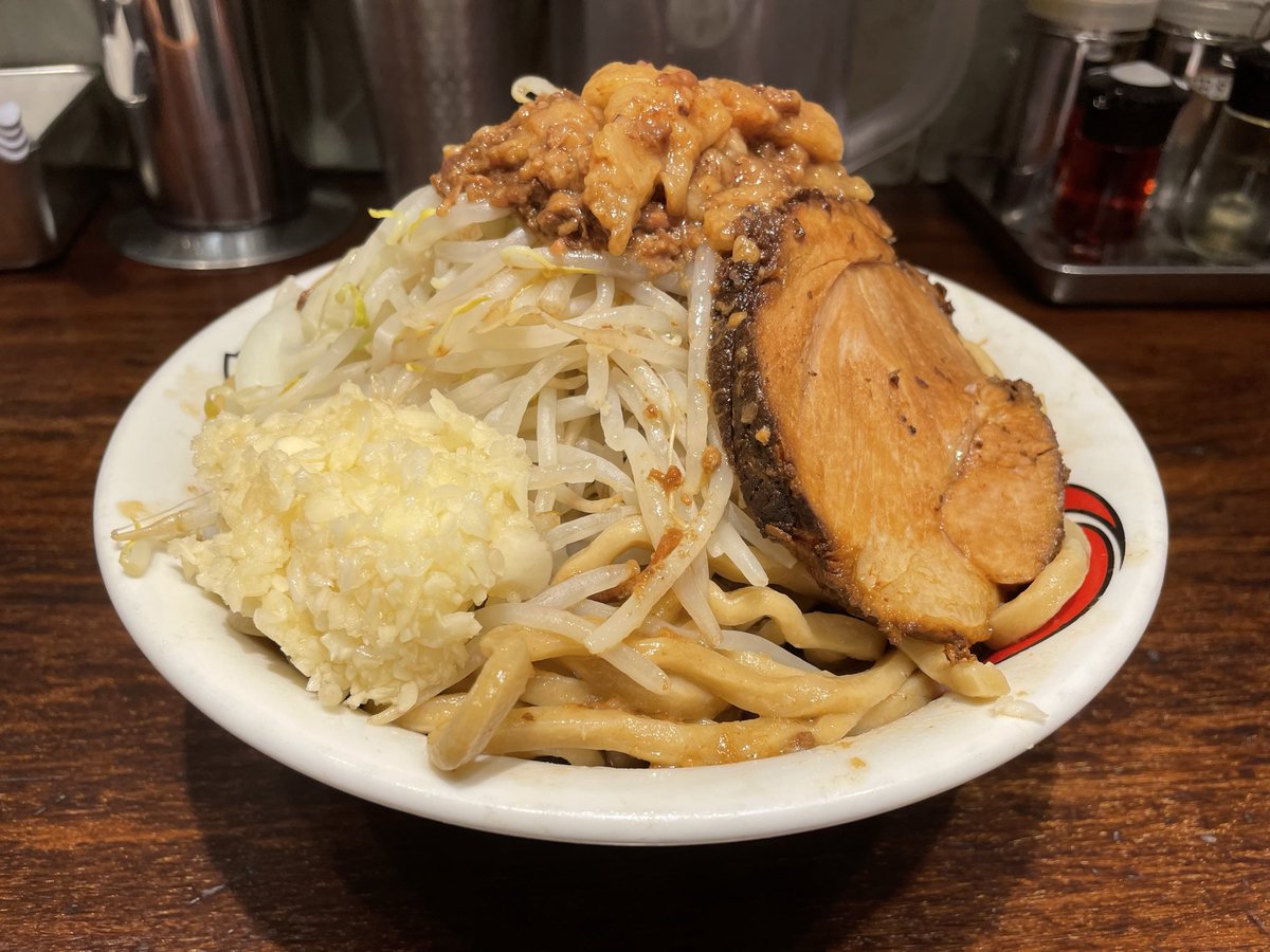 umi181cm's tweet photo. ニンニクマシマシ👴

ゴワボキ麺特盛（450g）

朝から気合いを入れていく😤

太くて硬くて全くすすれないw https://t.co/dzCLeHv2SZ