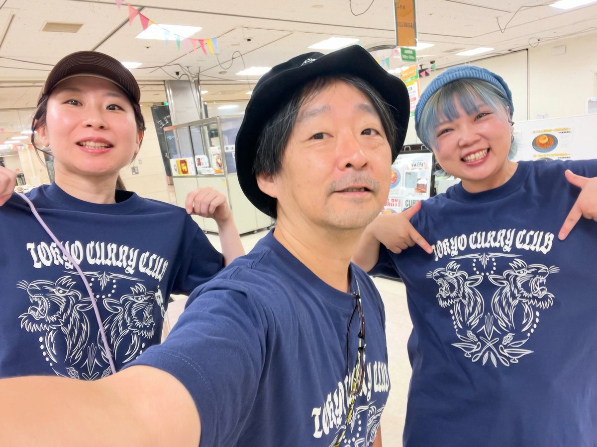 hm_currycell's tweet photo. Ｗ麻美とTシャツ被った！

東京咖喱倶楽部の新作T
うすい百貨店 #東京カレーカルチャーin郡山 にて先行販売中。

夏のカレーファッションをいち早く！ https://t.co/cdHATrIja9