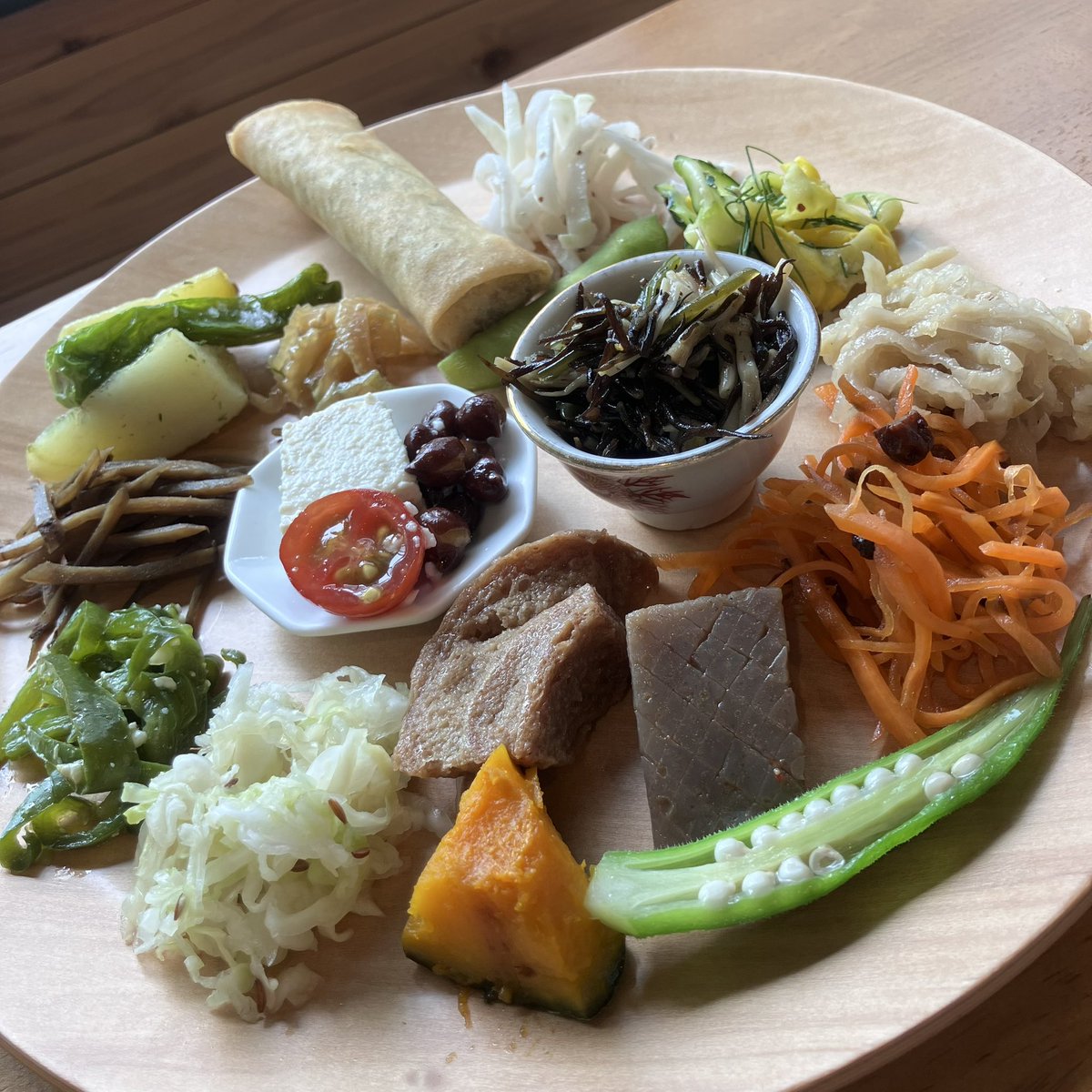 kousaiken's tweet photo. おはようございます。
お昼どきは雨の心配なさそうです。
明日は七夕。
今週も月火は小町の雑林で
#野菜だけ定食 をお支度します。
紫陽花のシーズンも終わって、どこかホッとしているような、小町通り。
11時半〜14時半LO
今週もみなさまのお越しをお待ちしております。

写真は先週の #だけ定 https://t.co/ZuDsmlcUxG