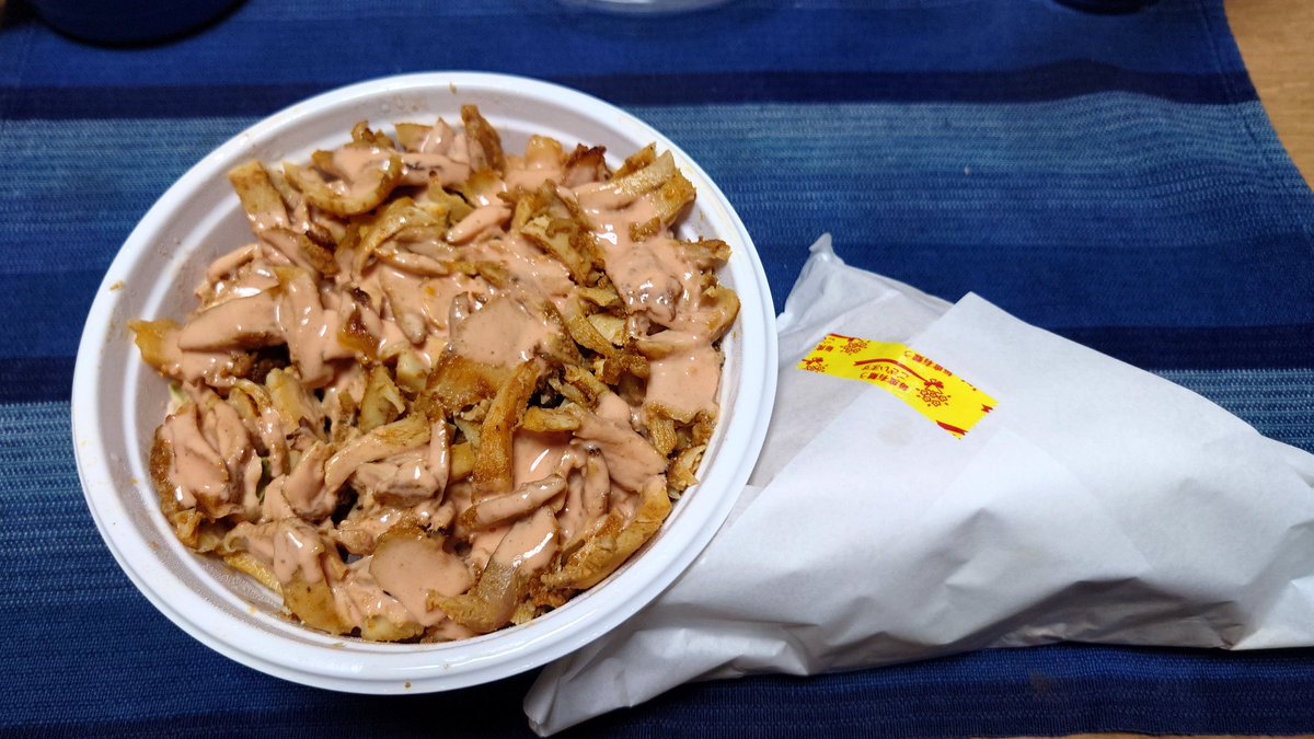 streetfightertk's tweet photo. 朝飯にケバブ丼とケバブライスデリバリーで注文したんだがこれで640円とか安過ぎだろ😍 https://t.co/LSPJZqFp1A