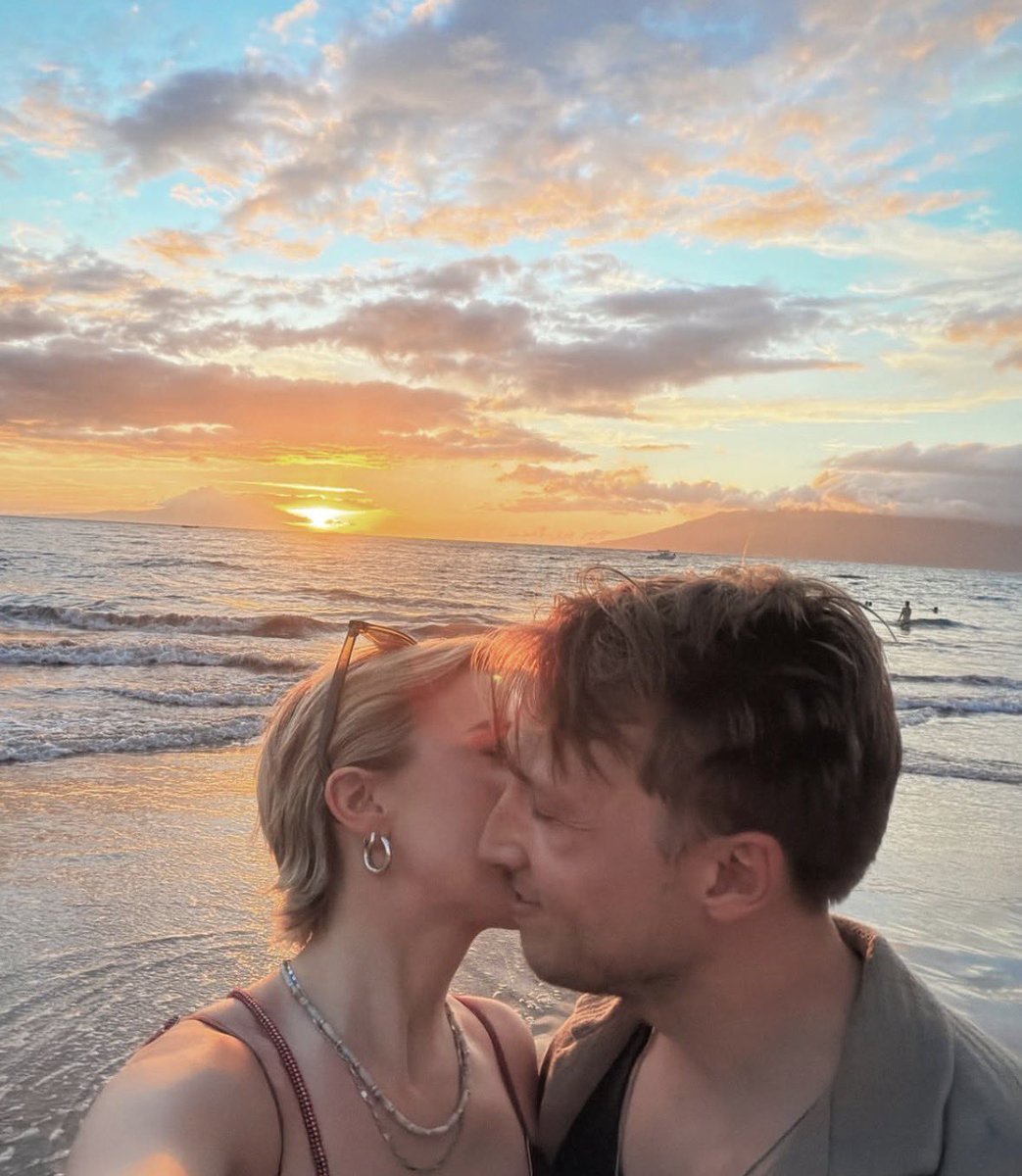 mlncholias's tweet photo. This is one of the most beautiful pictures I've ever seen god true love is so fucking beautiful https://t.co/raVY1HtORD