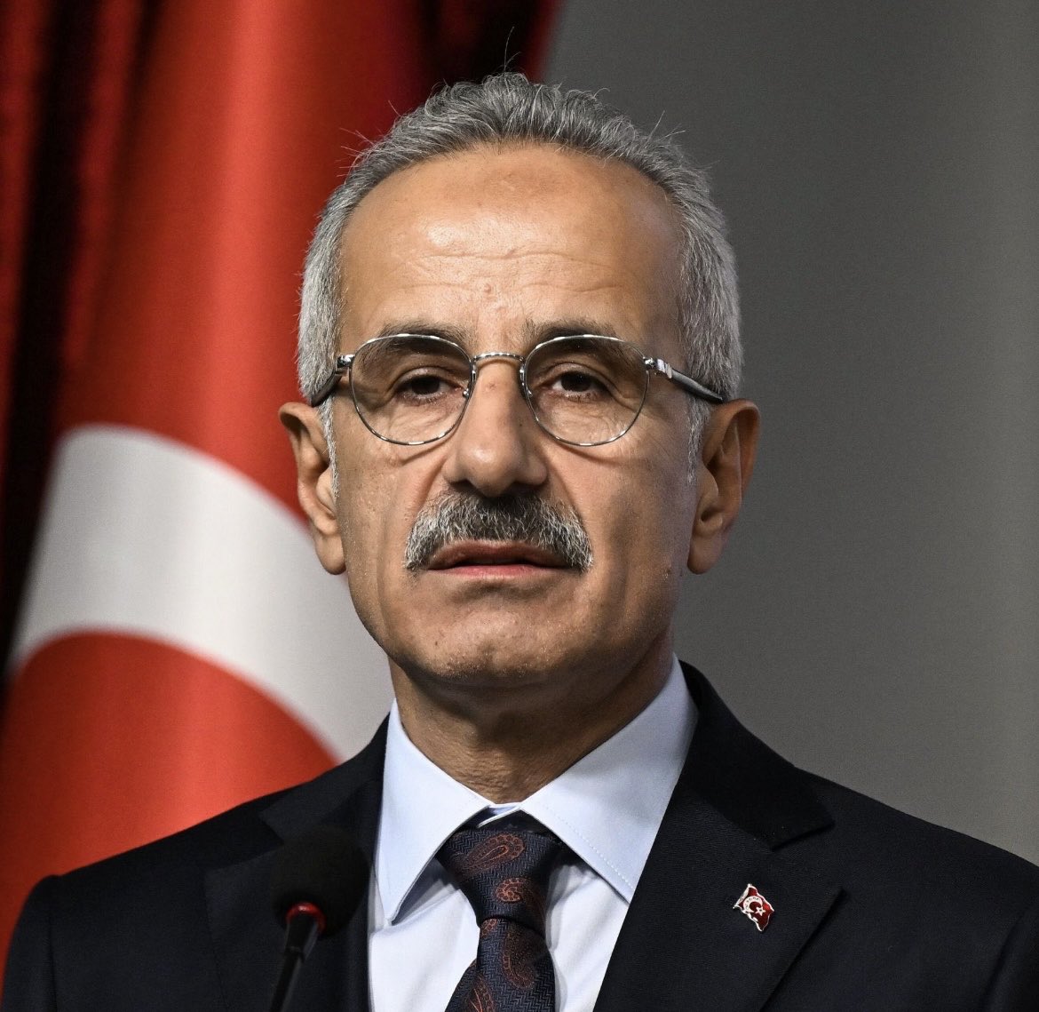 AynurBasmann's tweet photo. Bakan Abdulkadir Uraloğlu:

"Eskiden memur maaşları bir hafta 10 gün yatmazdı" demiş. https://t.co/fnC016UpXK
