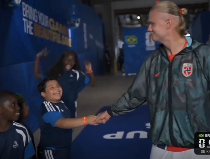 JoshChavis65's tweet photo. The happiness on this little boy’s face when he realized the guy who went out of his way to dap him up was Erling Haaland is awesome. https://t.co/EFHrdgXf83