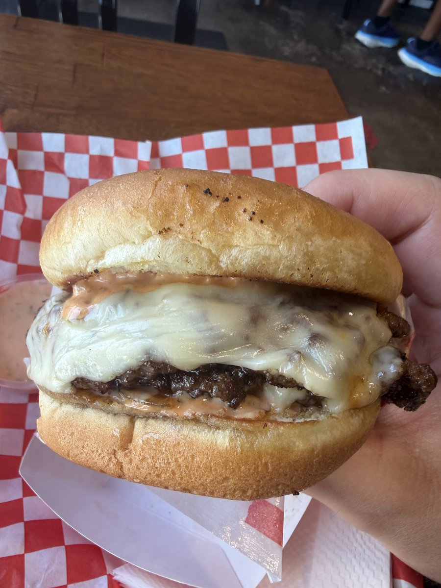 BenAdAstra's tweet photo. Walked myself from Hermosa to El Segundo to eat this amazing burger at Spread Please. https://t.co/CYVyN5YxrG
