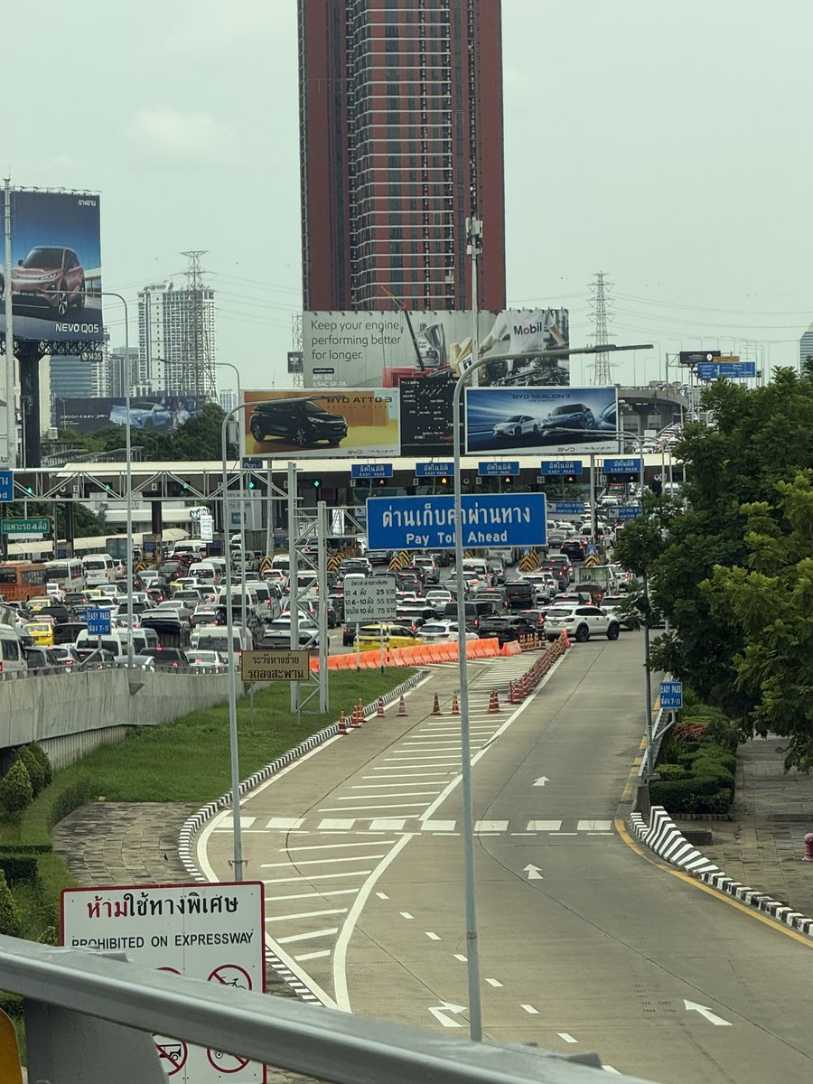 BkkCommuter's tweet photo. ทางด่วนศรีรัช ศรีนครินทร์มุ่งหน้าพระราม 9 ติดล้นด่าน ท้ายแถวอยู่หน้าเดอะไนน์ ควรเลี่ยง @js100radio https://t.co/7eJeuDuoN5