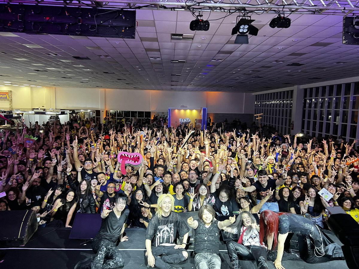 GALNERYUSOFFIC2's tweet photo. GALNERYUS in Brasil Day2

GGConでのライブ‼️が無事に終了致しました❗️とてつもないドッカンドッカンな大歓声に包まれて、メンバーもテンション上がり切った状態でライブが出来ました。最高なライブでした！見てくれた皆さま、スタッフの皆さま本当にありがとうございましたスタッフとのショットも‼️ https://t.co/A7d5BgCsRc