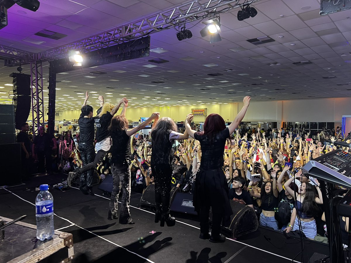 GALNERYUSOFFIC2's tweet photo. GALNERYUS in Brasil Day2

GGConでのライブ‼️が無事に終了致しました❗️とてつもないドッカンドッカンな大歓声に包まれて、メンバーもテンション上がり切った状態でライブが出来ました。最高なライブでした！見てくれた皆さま、スタッフの皆さま本当にありがとうございましたスタッフとのショットも‼️ https://t.co/A7d5BgCsRc