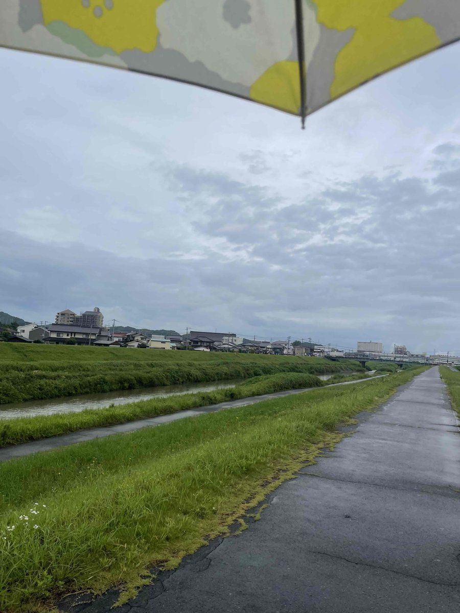 tottoricchi's tweet photo. おはようございます！#鳥取市 小雨の朝ですが通勤で歩くだけで汗だくです…！
朝から「いい運動した！」って思うことに。笑
週の始まり、皆さま水分補給を忘れずに、週明けを乗り切りましょう！
今週も良い一週間になりますように😊

#企業公式夏のフォロー祭 #企業公式が毎朝地元の天気を言い合う https://t.co/jJvEqtjnvg