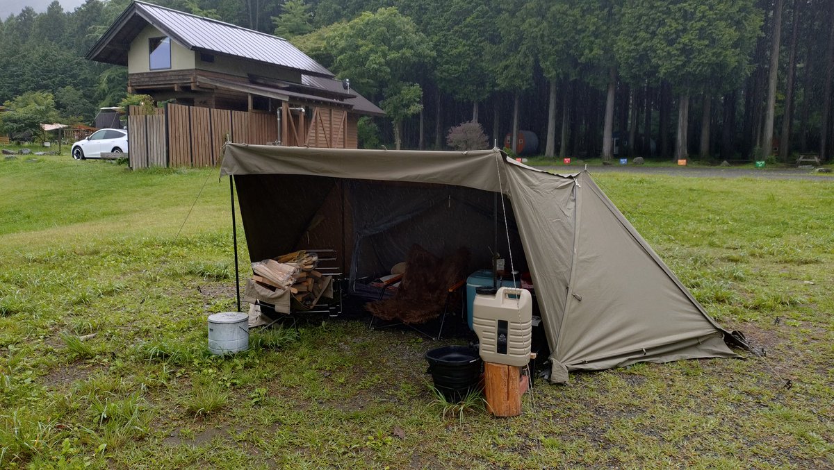 master_camp1973's tweet photo. 雨キャンプは涼しくて快適ですね
片付けの面倒さえ無ければ・・・
#ふもとっぱら 
#ソロキャンプ 
#ソロベースEX
#雨キャンプ https://t.co/sLtBUgemAh