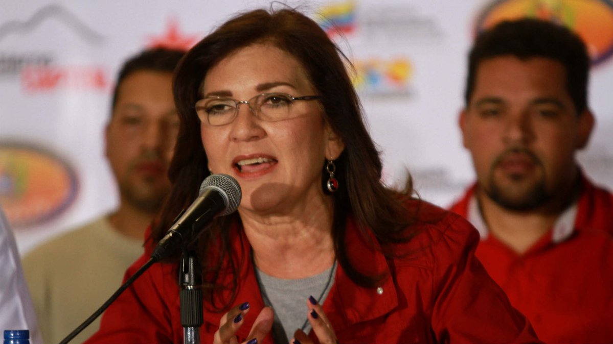 maibortpetit's tweet photo. ¡Fracaso anunciado! Delcy nombra a Jacqueline Faría al frente de la "Misión Venezuela Renace" para recuperar viviendas tras el terremoto en La Guaira. ¿De verdad? Si no pudo sanear el río Guaire en 20 años y lo dejó más pestilente, imagínense lo que hará con Vargas. ¡Qué descaro! 
​
​Prometió que nos bañaríamos en el Guaire y terminó siendo una cloaca de corrupción. Ahora le entregan la reconstrucción de La Guaira tras los sismos del 24 de junio. Cambian los nombres de las misiones, pero el reciclaje de ineptos sigue intacto. Pobre de nuestra gente.
