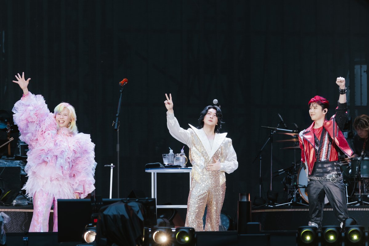 oricon's tweet photo. Mrs. GREEN APPLE、ツアー完走🍏
スタジアムツアー6公演で39万人動員
⠀
｢ゼンジン未到とイ/ミュータブル～間奏編～｣
MUFGスタジアム(国立競技場)でファイナル
⠀
ドローンのスパイダーマンが
会場に舞い降りる🕸️
⠀
✍🏻ライブレポ&amp;セットリスト／写真8枚
https://t.co/xKI6XZDiZg
⠀
#MrsGREENAPPLE https://t.co/qz7oJOmK8Y