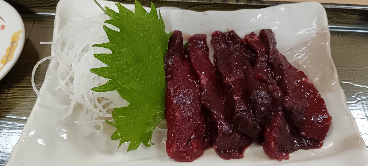 _Fuji_NONE's tweet photo. 朝食?昼食?の鯨刺し🐳 https://t.co/9j7h3cbu0C