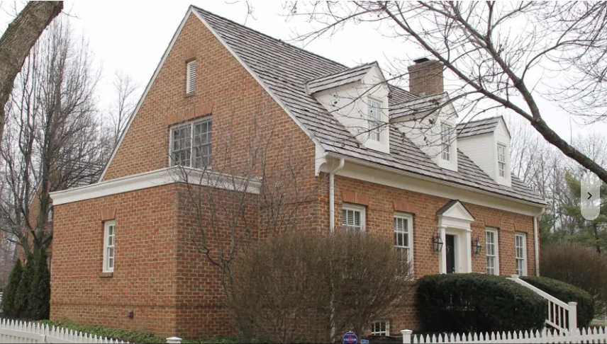 RedPencilScript's tweet photo. This is Jeffrey Epstein's house that he lived in from 1992-1998 on Leslie Wexner's vast New Albany Estate.  It has never been investigated.
#EpsteinFiles https://t.co/skEdXtV6ED
