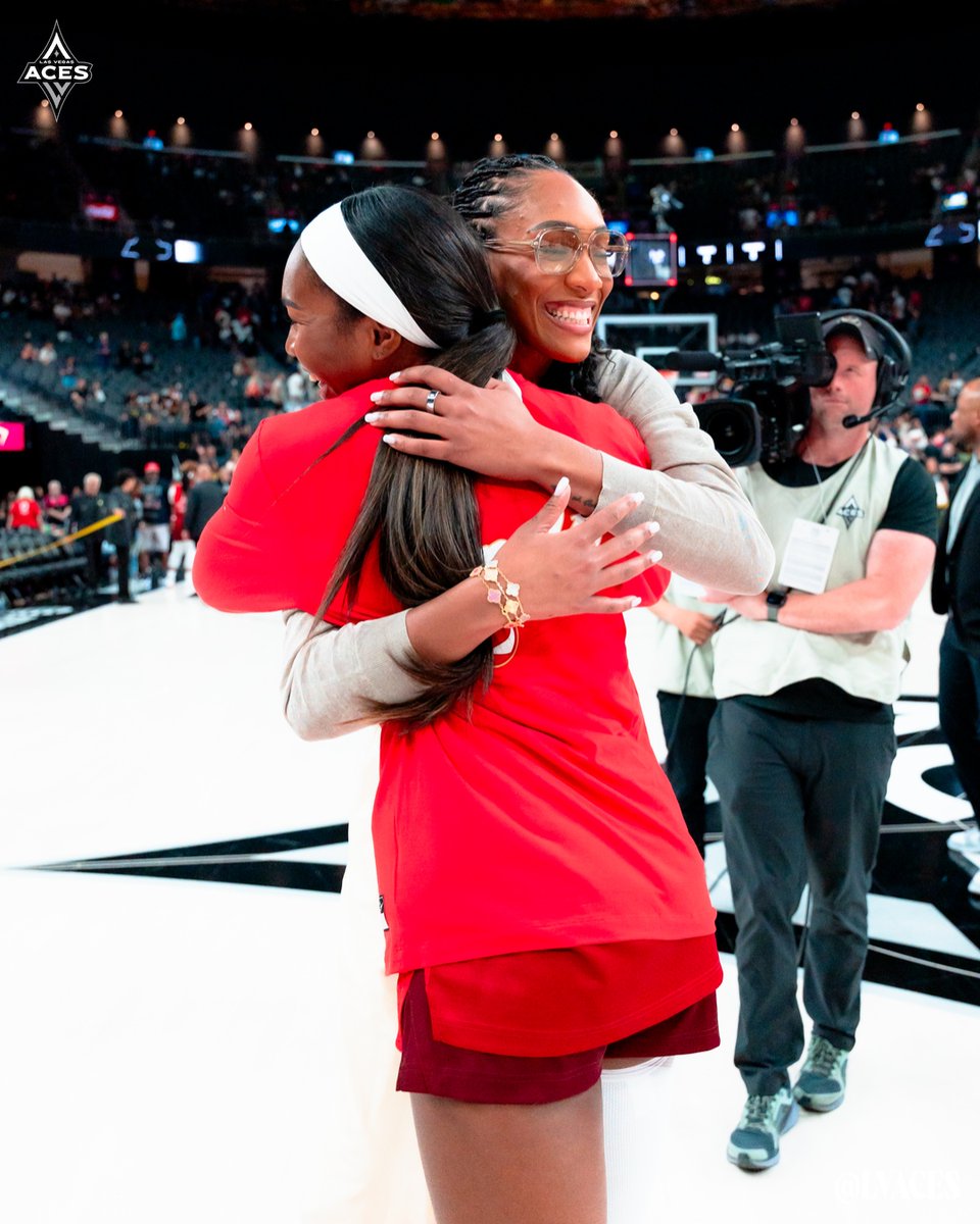 LVAces's tweet photo. Gamecocks love in the building! 🐔🫶

@GamecockWBB // #ALLINLV https://t.co/fTiQN3vk1y
